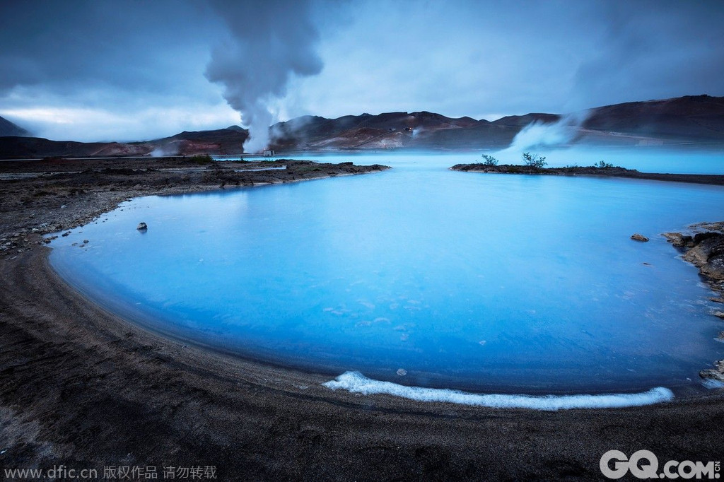 冰岛蓝湖也称蓝泻湖，是冰岛一处著名的地热温泉。蓝湖位于冰岛西南部雷克雅尼斯半岛的格林达维克，距凯夫拉维克国际机场13公里，距首都雷克雅未克39公里。蓝湖由部分火山熔岩形成，水温约37–39 °C。