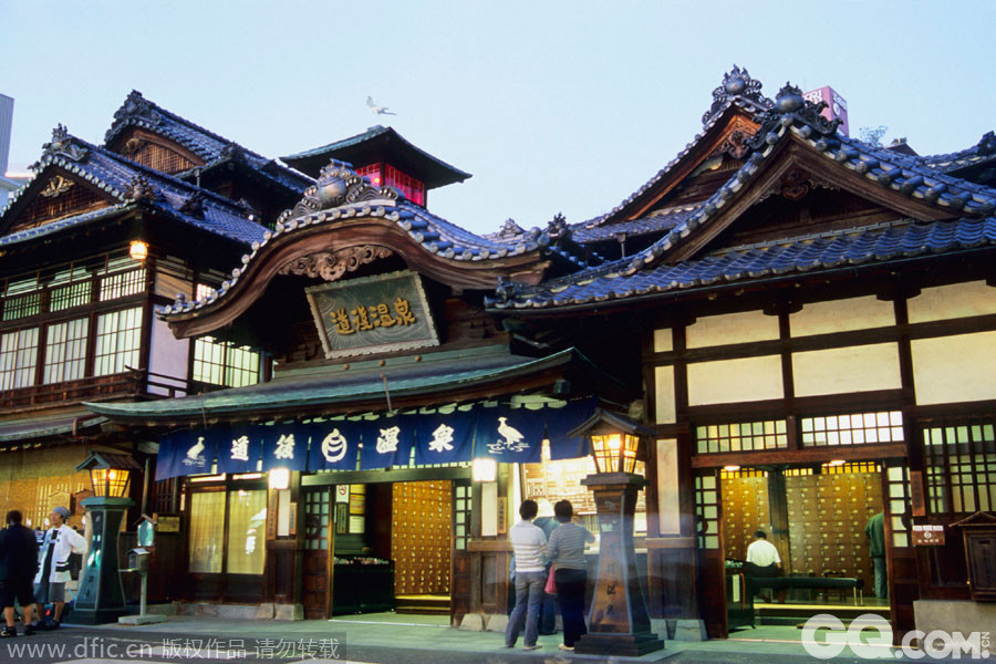 日本道后温泉日本拥有世界十分之一的火山，所到之处都有温泉涌出。而著名的道后温泉，据说约在3000年前“开池”，号称日本最古老的温泉，是四国著名的温泉乡。