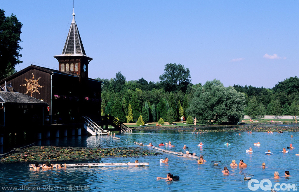 匈牙利黑维斯温泉城匈牙利黑维斯温泉城是欧洲最著名的温泉小城、世界唯一的天然温泉湖，也是世界认可的顶级温泉度假中心，以冰天雪地里泡硫磺泉露天SPA最为出名。这里的泉水表面水温在33度至36度之间。游客可以在此尽情享受温泉，即使冬天也不成问题。