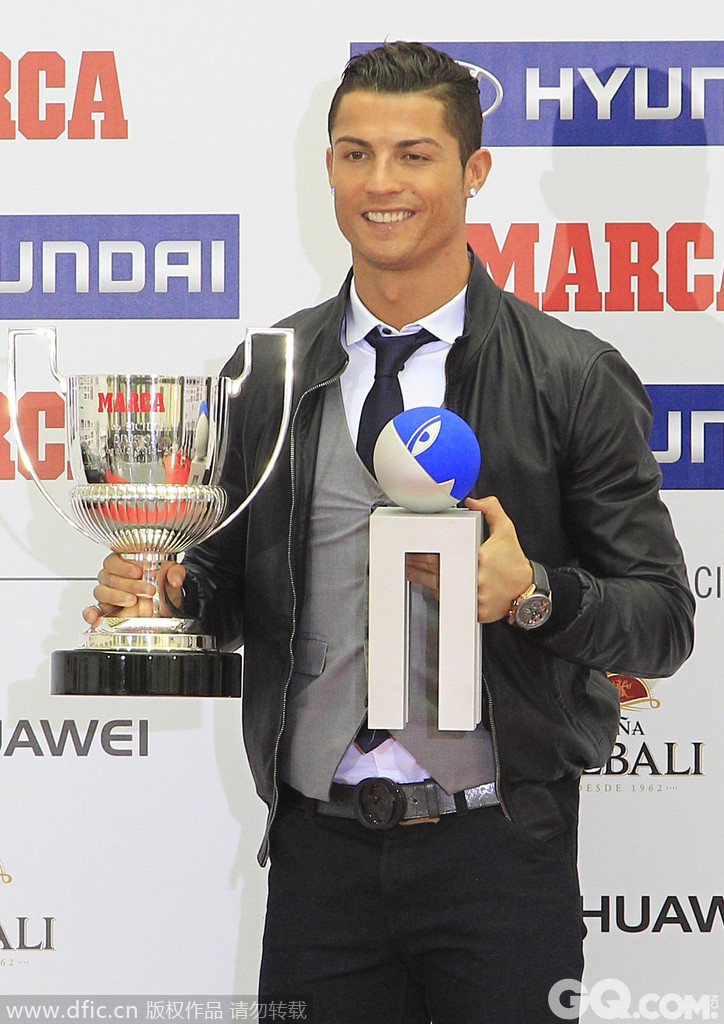 当地时间2014年11月10日，西班牙马德里，众星出席13/14赛季马卡报西甲最佳颁奖典礼，C罗潮装亮相获最佳射手及最佳球员。