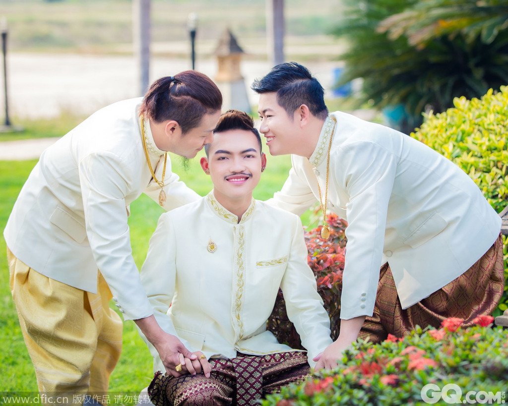 今年的情人节，在泰国乌泰他尼府的一场童话般的婚礼上，29岁的乔克、21岁的贝尔和26岁的阿特彼此交换誓言，喜结连理，成为世界上首例三人同性婚姻组合。