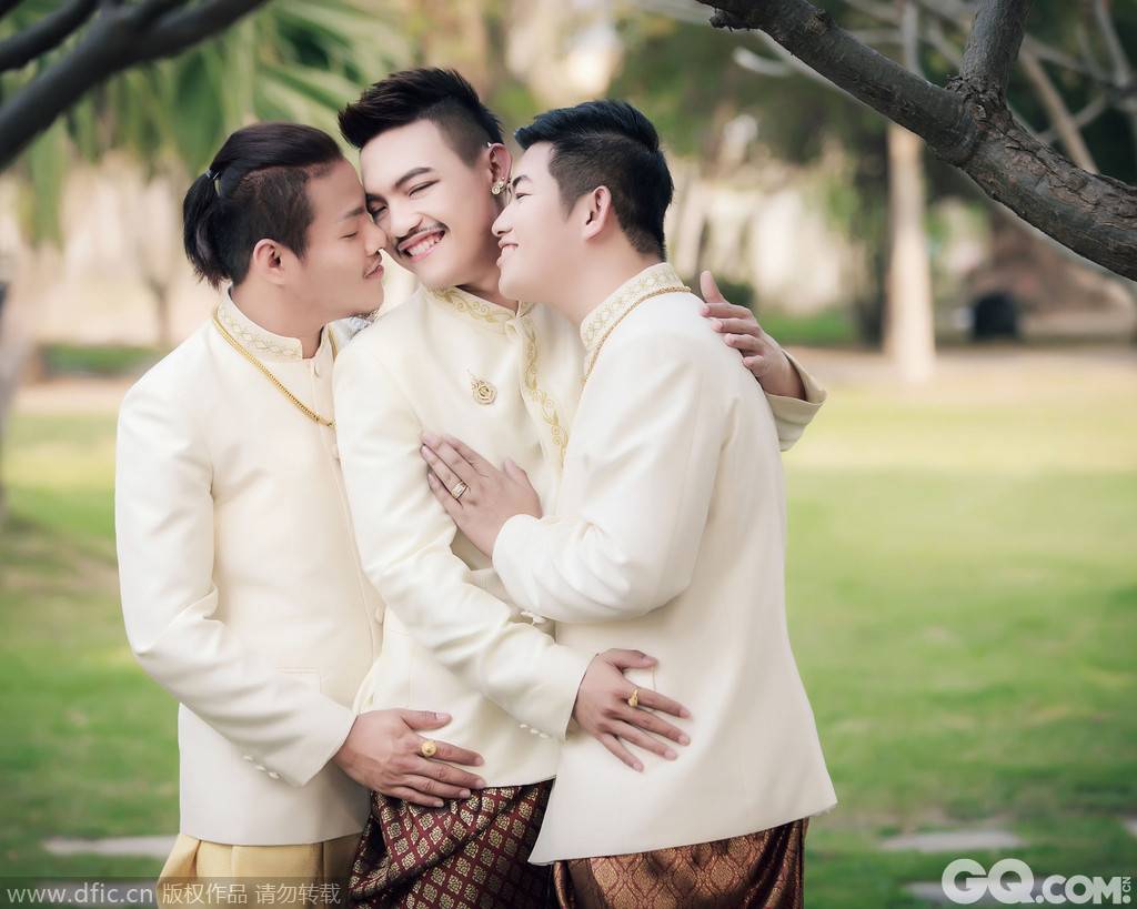 亚洲同性恋夫妇站在家窗边拥抱 年轻的亚洲男性同性恋、双性恋和双性恋男性 库存照片 - 图片 包括有 行家, 房子: 168598586