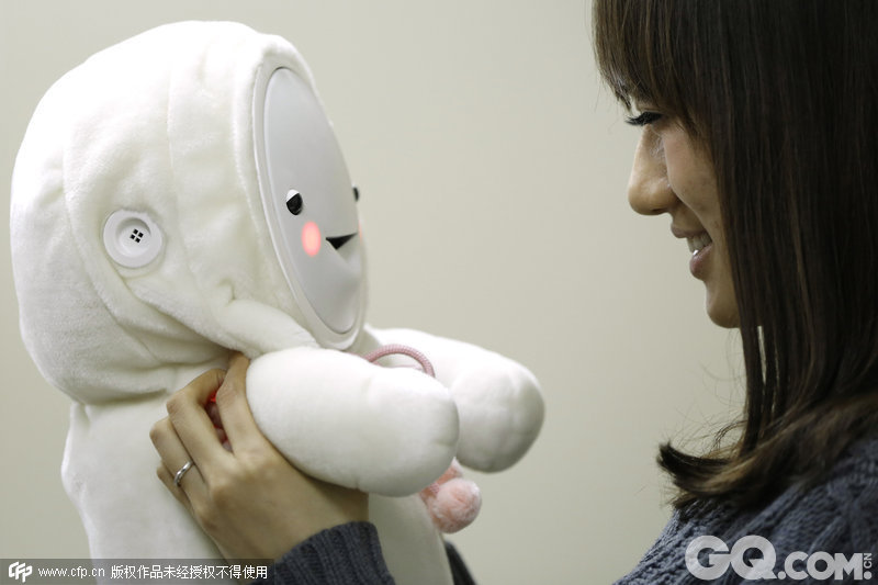 当地时间2015年1月26日，日本“婴儿机器人”Smiby的生产厂。Smiby，是由日本中京大学的机器人系和Togo Seisakusyo Corporation共同开发，面向老年人，已于1月21日上市。