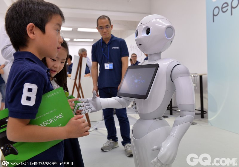 2014年9月12日，一款家用智能机器人亮相江苏南京国际博览中心，超“萌”的外观惹人怜爱。据介绍，这款家用智能机器人搭载云终端，配有摄像、感应和发声等设备，能进行简单的人机对话，具备幼儿启智教育、智能家居控制和远程防盗监控等功能。