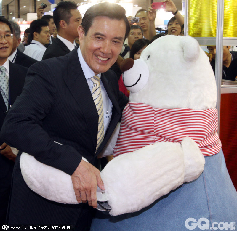 18.2013年8月28日，马英九出席2013台北国际工业自动化大展暨国际机器人展，并与参展厂商推出的白熊机器人来个爱的抱抱。