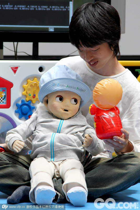 2010年6月11日，日本大阪，名为“Noby”的婴儿机器人。