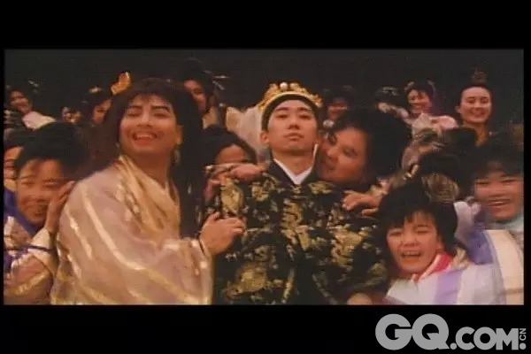 跟马来西亚版的片名《皇帝的女人们》差不多。

光听片名，有人第一个蹦出来的画面是：
