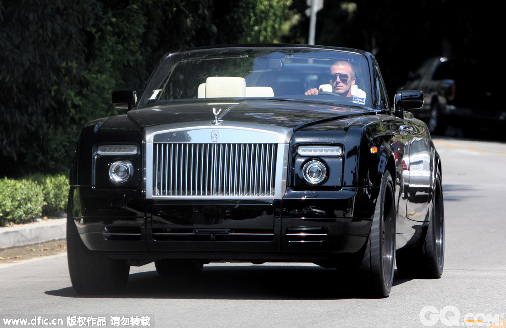 2008年9月15日，美国洛杉矶，贝克汉姆正驾驶他的劳斯莱斯豪华轿车接自己的儿子放学。