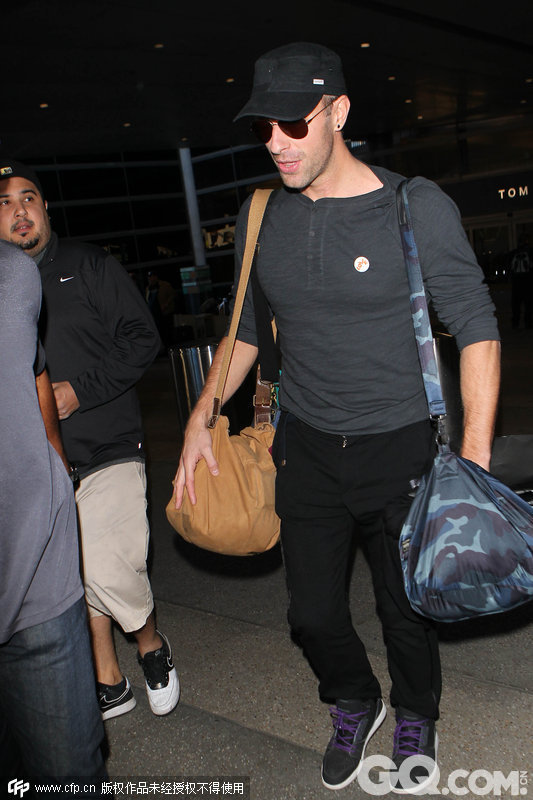 2014年12月14日讯，洛杉矶，当地时间12月13日，克里斯·马汀 (Chris Martin)现身洛杉矶机场。