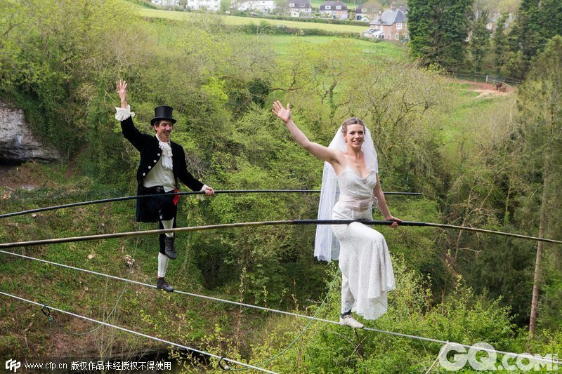 
 
 	当地时间2015年4月27日，英国萨默塞特，克里斯·布尔与菲比·贝克为婚礼彩排，他们将浪漫演绎到了新高度——穿礼服走过25米高75米长的绳索，在中间牵手，然后说出“我愿意”。婚礼将宴请100名左右的亲朋。作为英国首例“钢丝上的婚礼”，这对夫妇的婚礼很快将举行。