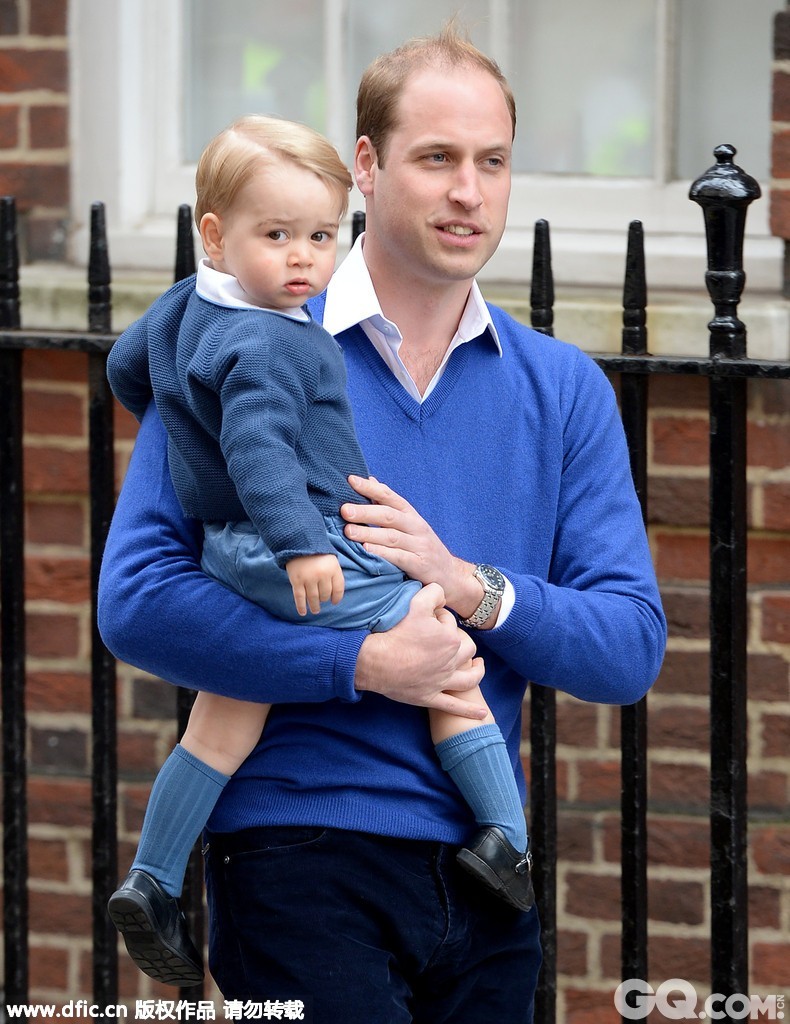威廉王子抱着大儿子乔治王子，小王子估计已感受到失宠危机。