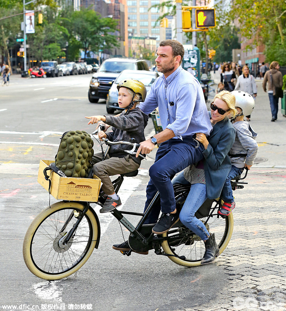 　当地时间2014年9月21日，美国纽约，娜奥米-沃茨一家4口同乘一辆自行车危险系数爆表。