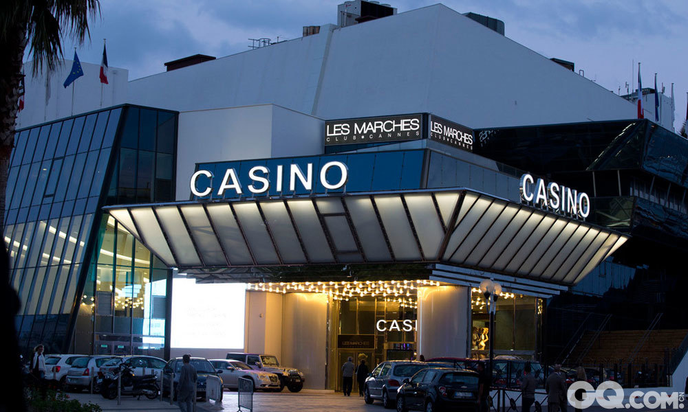 欧洲很多电影节的电影宫边上都有赌场，第一届戛纳电影节就在戛纳赌场举办，这也算是一种赌城的风情和文化。从滨海大道一直到影节宫，到处都可以看到Casino（赌场）的标志，既工作又享受奢侈生活的明星也常常到此一游。