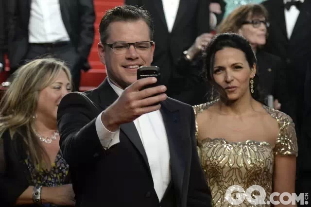 2013年，《烛台背后》戛纳发布会上，马特·达蒙（Matt Damon）用手机自拍的一瞬间。