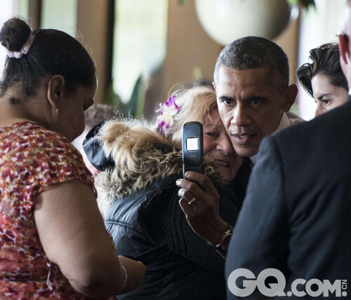 2014年10月31日，美国罗德岛州，奥巴马在一餐馆中与用餐者自拍。