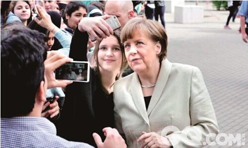 德国总理默克尔也经常成为民众的合影对象。