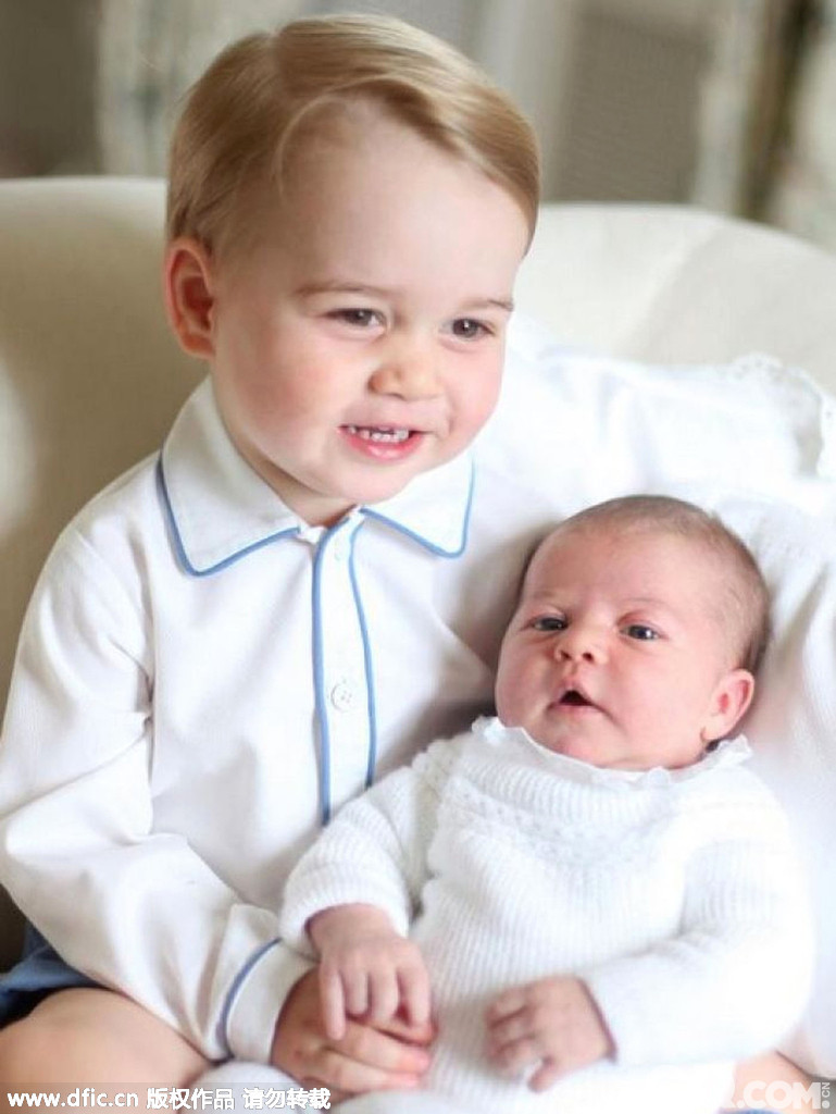 近日，英国王室公布了乔治小王子与妹妹夏洛特公主的温馨照片。令人意想不到的是，这些照片是约两周前由凯特王妃拍摄的。照片中乔治王子尽显大哥哥风范，对妹妹疼爱有加。