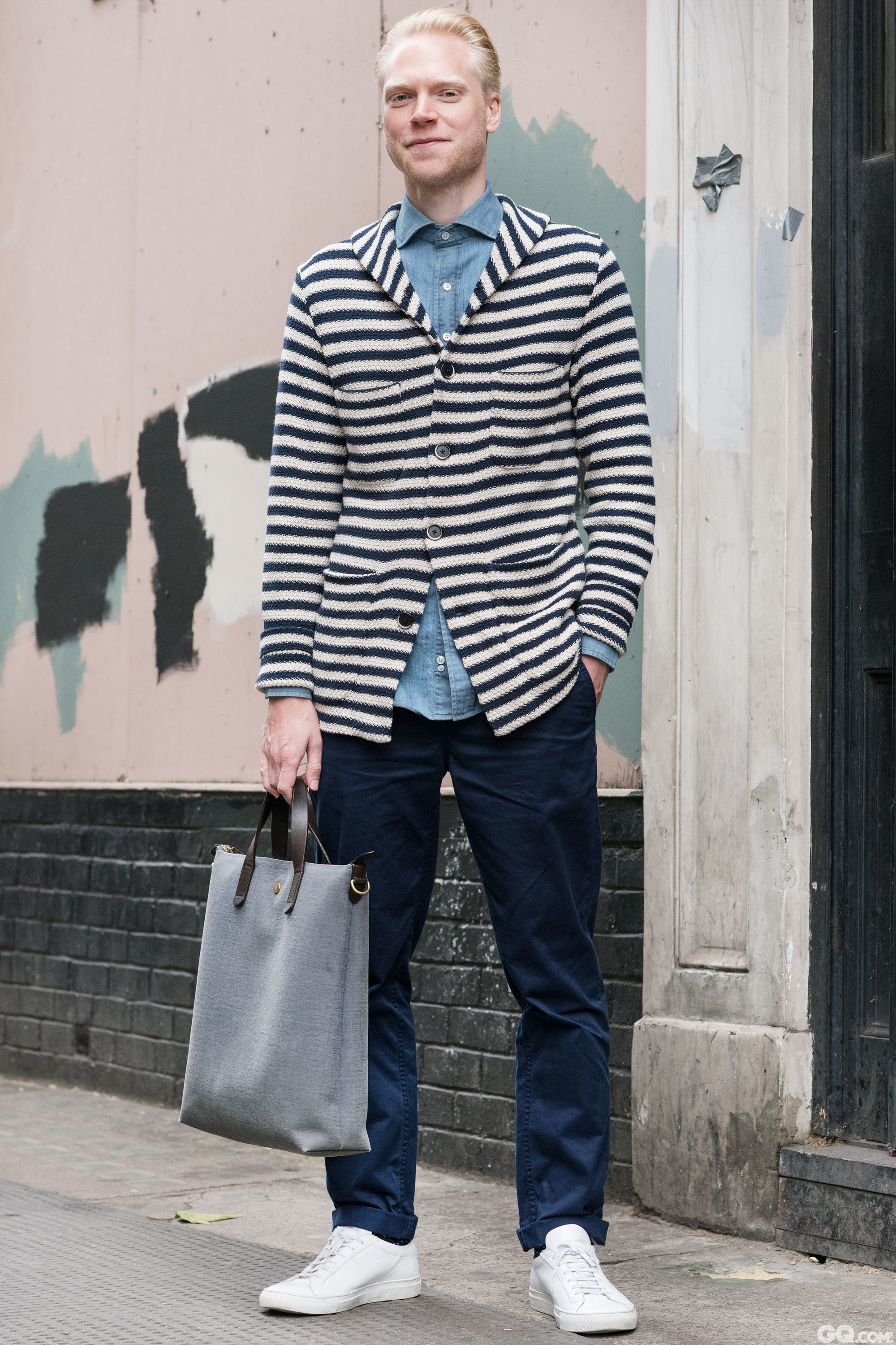 Sam
Jacket: Borino
T-shirt: Drakes
Trousers: Acne
Shoes: Common Projects
Bag: Mismo

Inspiration: Today was a mix of different shades of blues. 今天就是让深浅不一的蓝色混搭起来。