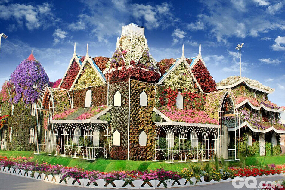 据英国《每日邮报》6月20日报道，迪拜奇迹花园是迪拜最大的户外休闲度假胜地，也被称为世界上最美的花园。迪拜奇迹花园的建造耗费了4500万株鲜花，是现在世界最大的花园。目光所及，色彩缤纷，其明艳的花朵装饰着一周长长的围墙以及长达4千米的蹊径，在日光下灿烂生辉。园内4500万株鲜花分为各种不同的主题，不少花种更是第一次出现在中东地区种植。