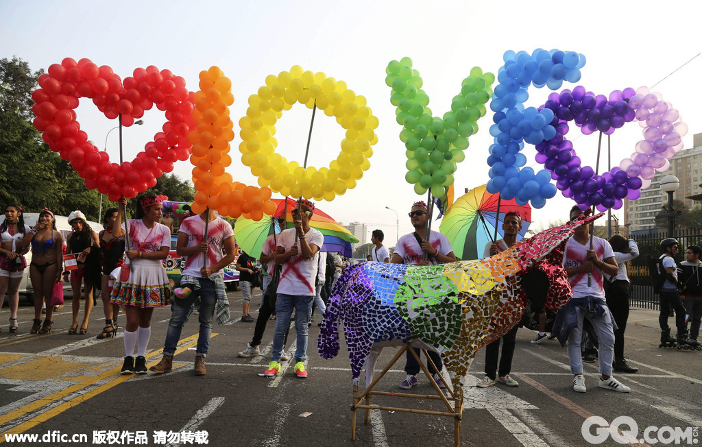 秘鲁利马，数千人参加了当地举行的同性恋骄傲大游行。