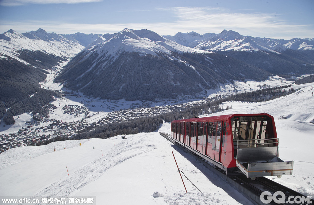 达沃斯(Davos)小镇位于瑞士东南部格里松斯地区，坐落在一条17公里长的山谷里，靠近奥地利边境。它是阿尔卑斯山系海拔最高的小镇，位于1560米高度，人口只有1.3万人。它是瑞士知名的温泉度假、会议、运动度假胜地，也是瑞士经典火车路线--“冰河列车”必经的一站。   