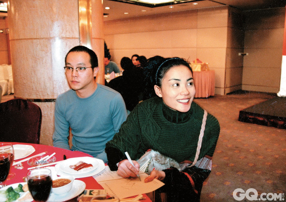 1999年，窦唯和王菲婚变，轰动全国。香港记者一路追踪到北京，发现窦唯在三里屯泡吧，就追到三里屯。本来情绪就不高的窦唯当时脾气发作，拿起桌上的可乐泼向记者，舆论大哗。