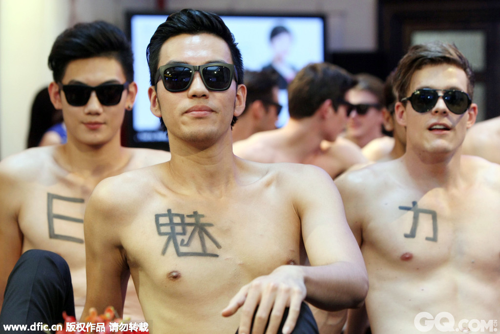 2014年9月3日，上海，众多裸男助阵某品牌活动。