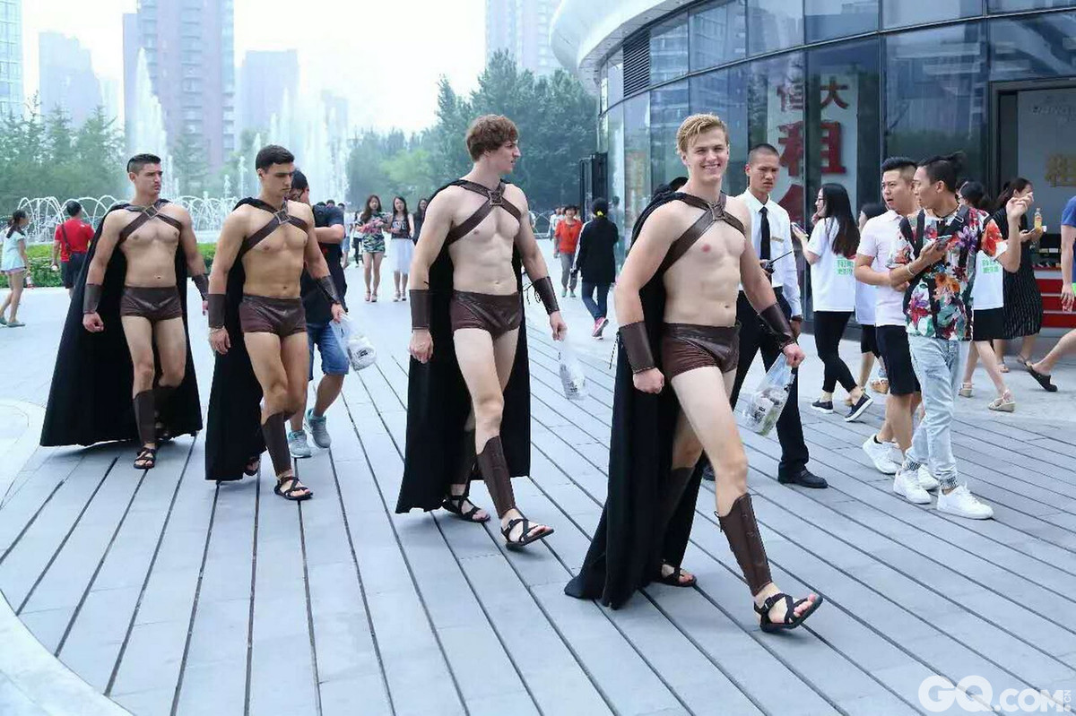 2015年7月23日，在北京三里屯、国贸等多地出没的“斯巴达300勇士”原来是一家餐饮O2O企业企业周年庆祝推出的送餐活动，因对周边秩序造成影响，民警劝阻无效，最终采取措施恢复现场秩序。如今，营销的手段多种多样，不知道从什么时候起，男色时代的旋风开始刮向了中国，裸上身的男模倾巢出动瞬间成为街头的热点。