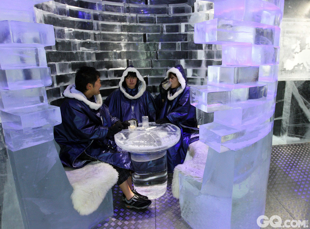 在日本东京，人们在冰吧里享受寒冷的凉爽，外面的天气也是很炎热。冰吧里所有的东西都是由冰块做成的。   