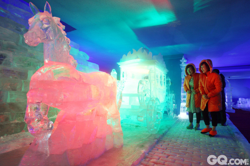 位于哈尔滨市道里区中央大街上冰屋内，一些南方游客正兴致勃勃地欣赏着美仑美奂的冰灯景观。   