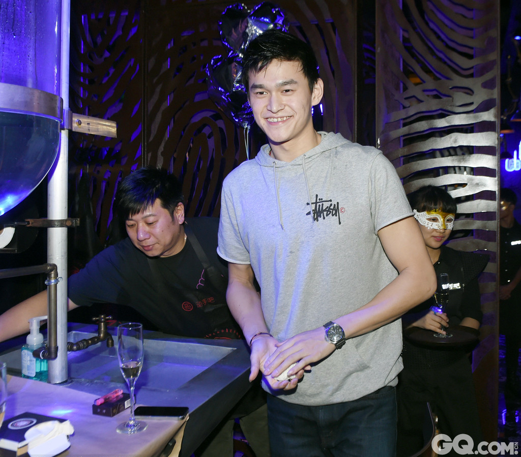 2014年9月28日，孙杨出席杭州某酒吧商业活动，身穿灰色潮牌帽衫活力十足。
