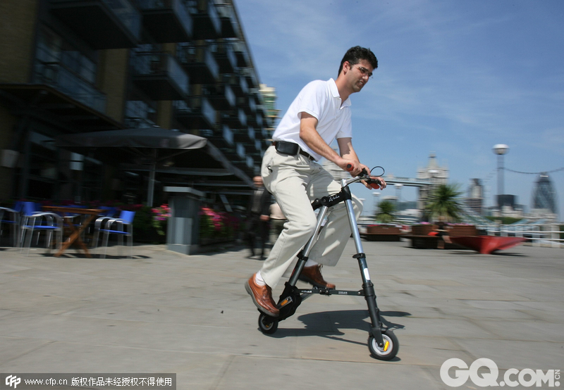 英国伦敦，“A单车”(A-bike)首席设计师Alex Kalogroulis推出新款超轻折叠脚踏车并演示如何使用。