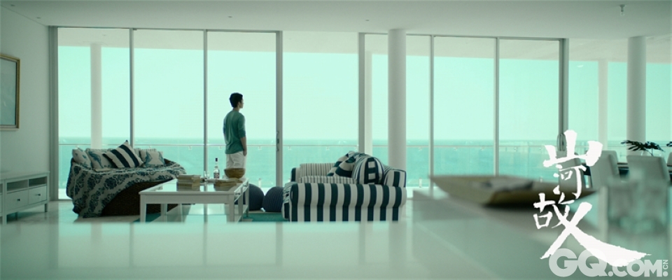 在代表未来的2025年，董子健饰演的到乐长大后独自一人站在澳洲海景玻璃房内，以一抹孤寂的侧影与2014年的母亲隔着时空遥遥相望。