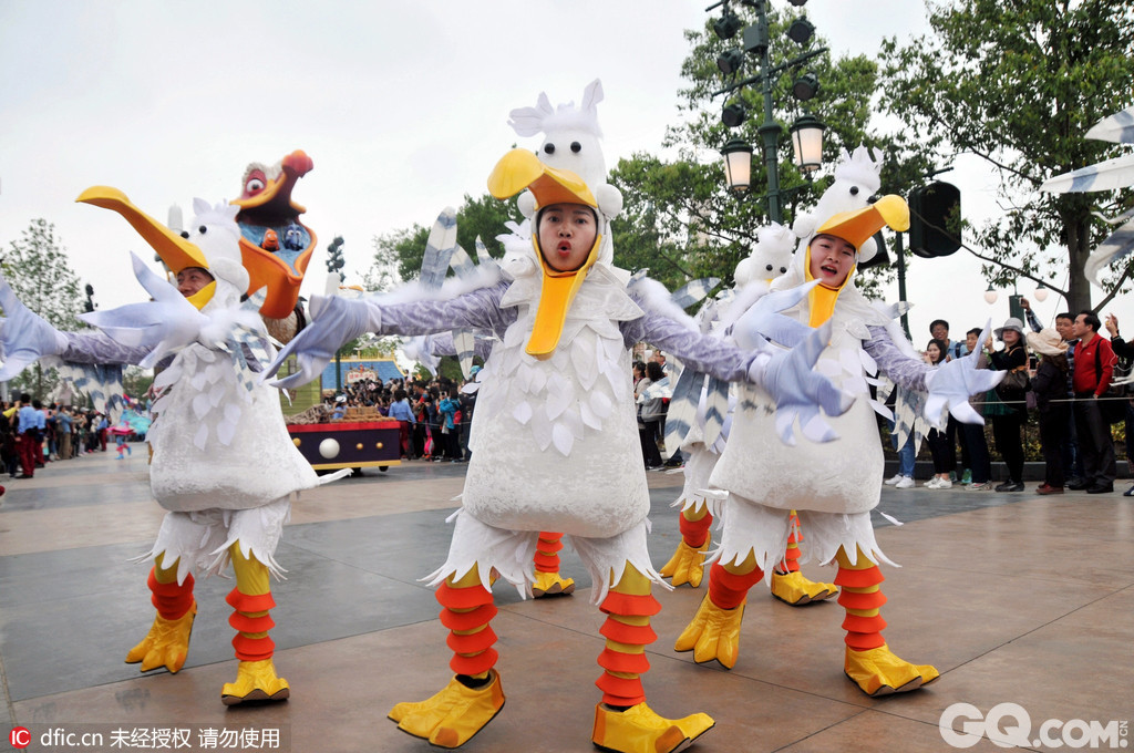 迪士尼全球CEO（首席执行官）罗伯特-艾格曾在在上海出席南加州大学全球会议时透露，这个游乐园一旦在春天开始启用，预期要招10万人，1000人是表演者。