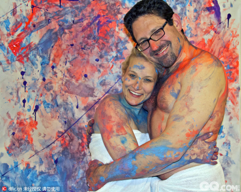 如何用色彩描绘男女鱼水之欢？艺术家Alexander Esquerra用五彩的颜色涂抹了他妻子的身体，当他和妻子在夜晚有了爱的碰撞之后，身体和床单都留下了五彩缤纷的色彩。在这个灵感激发下，艺术家Alexander和朋友Tyler Peters创造了爱与色彩（Love and Paint）计划，邀请更多夫妻在自己的家里创造同样的艺术作品。