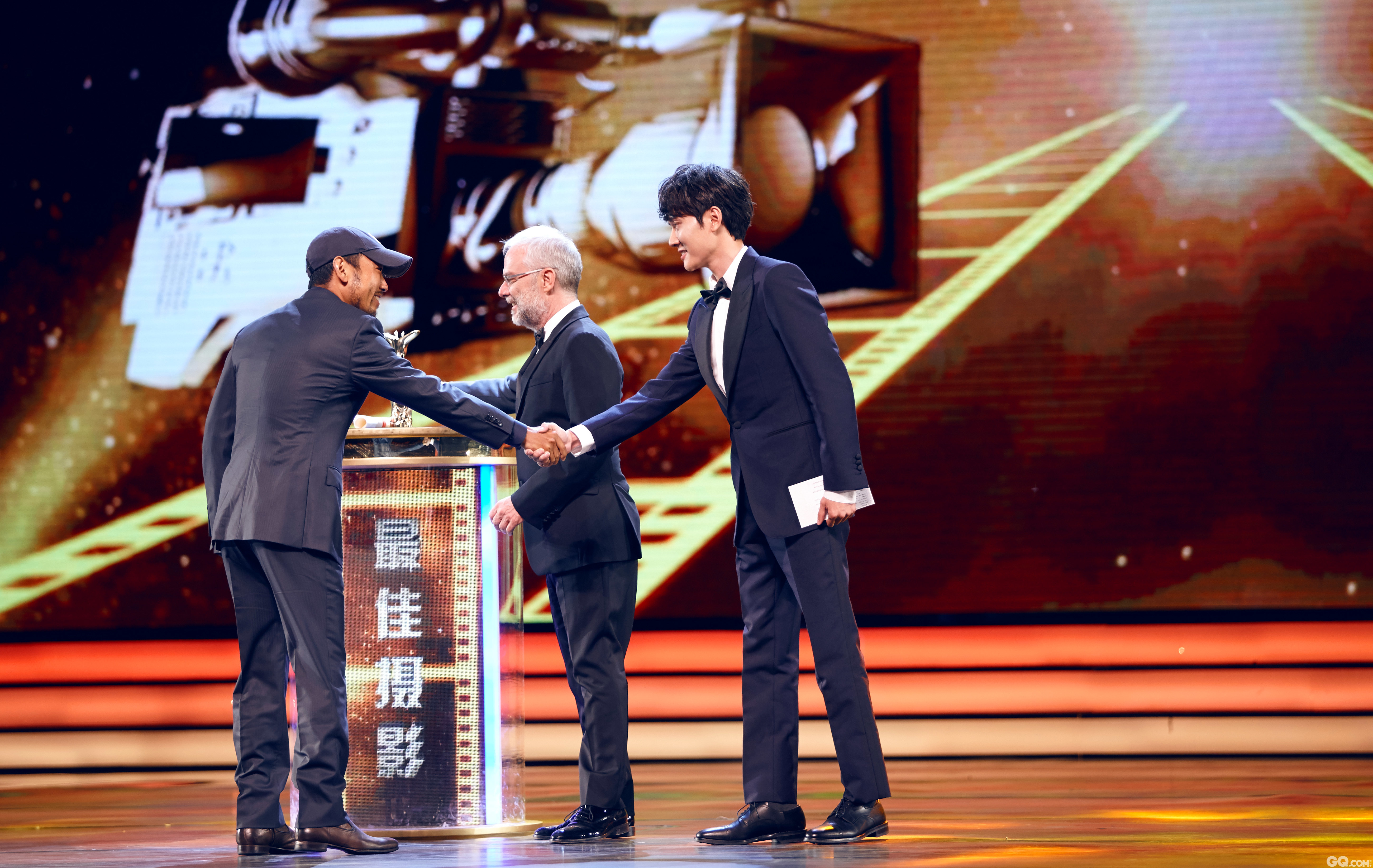 冯绍峰作为颁奖嘉宾，与著名导演兼演员丹埃尔.卢凯蒂共同颁发最佳摄影奖。