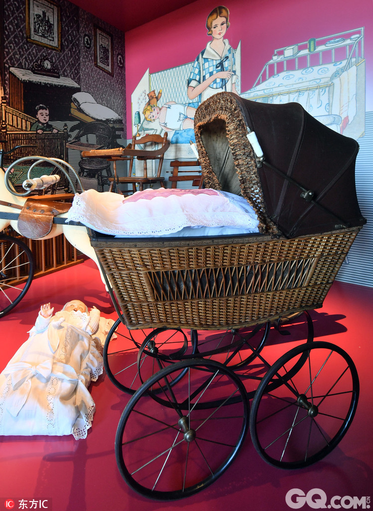 当地时间2016年8月29日，德国蔡茨，莫里茨堡的德国婴儿车博物馆斥资将近20万欧元将古董级到现代级的婴儿车、玩具车的模型全部翻新，并引入了新搜集的展品。有多达20家的公司参与婴儿车、玩具的制作与搜集，展览将在9月3日对外开放。