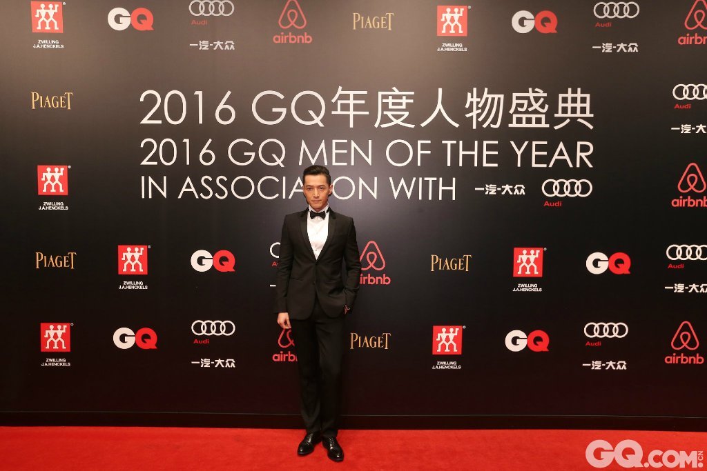 胡歌踏上GQ年度人物颁奖红毯。