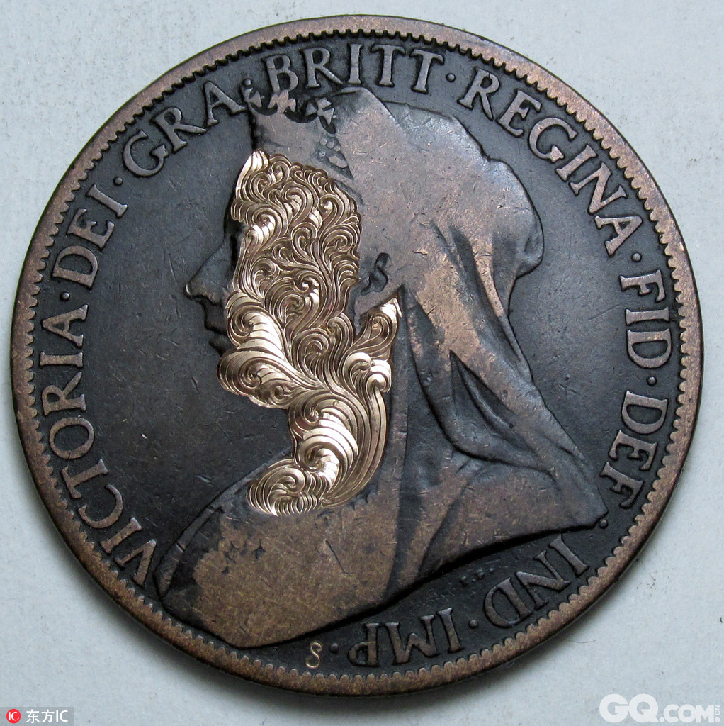 从18世纪开始，艺术家们就开始用硬币作为载体，进行艺术创作。来自英国的艺术家Shaun Hughes也是其中之一。他会将一些小额硬币手工雕刻出各种各样的图案，如美国歌手Prince、坐在马桶上的林肯、风暴兵等，小小的硬币上，竟然能雕琢出如此细腻精致的作品！