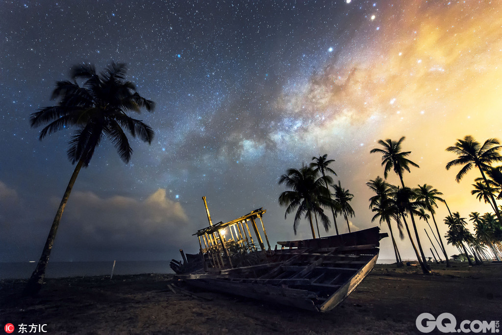 摄影师Grey Chow旅行印尼婆罗摩火山和马来西亚多地拍摄了一组夜空美景，数万颗繁星闪耀，夜空沉浸在璀璨的星光之中，城市繁华的灯火在星空下恰似喷涌翻滚的火山熔岩，画面震撼美不胜收。