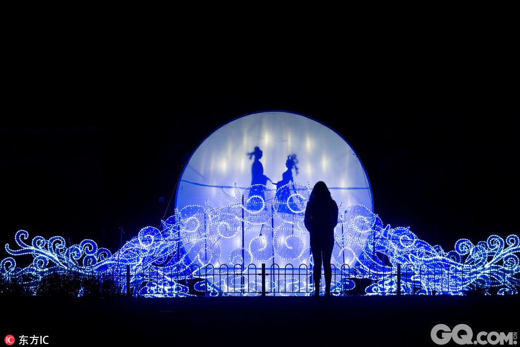 英国利兹，神奇灯笼节在朗德公园开幕，4万多枚彩灯打造的30多个巨型手工灯笼惊艳亮相。   