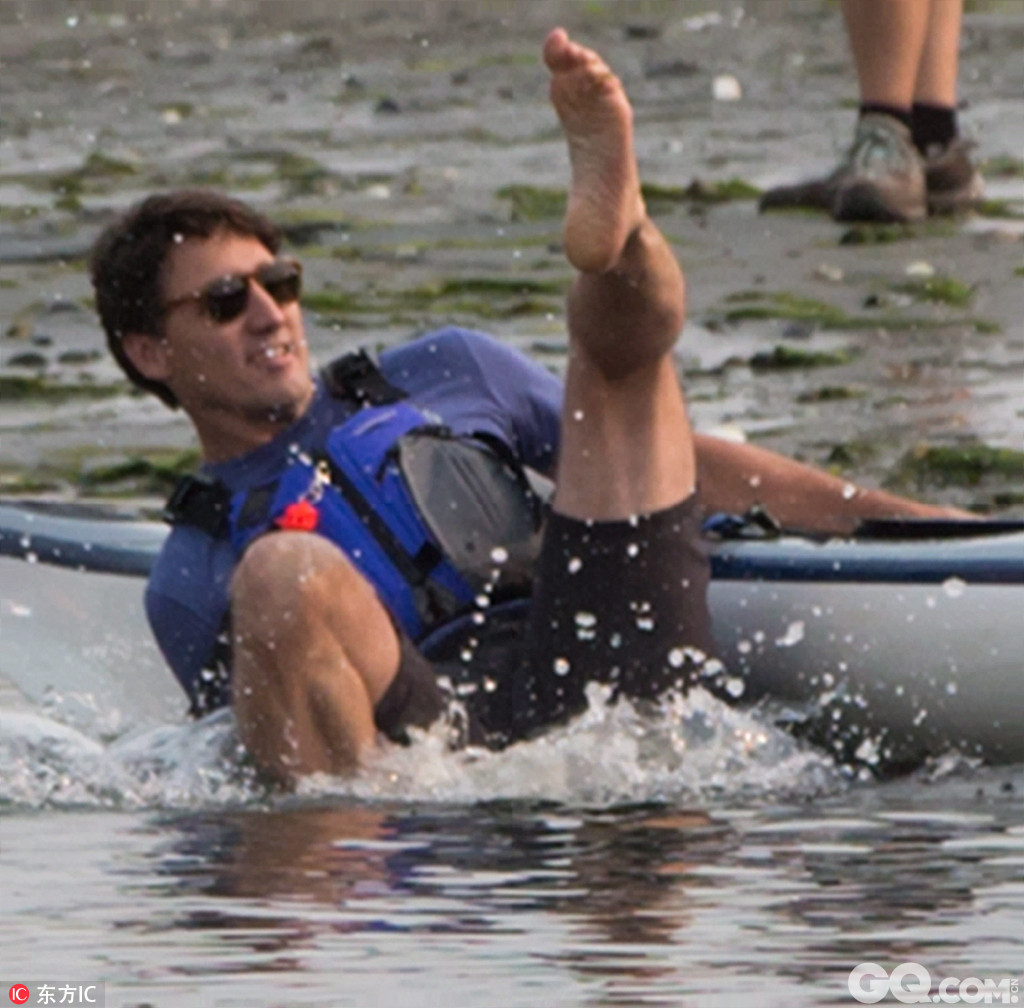 当地时间2017年8月5日，加拿大不列颠哥伦比亚省，加拿大总理特鲁多玩皮划艇，他在试图坐到皮艇上时不慎摔入河中。 