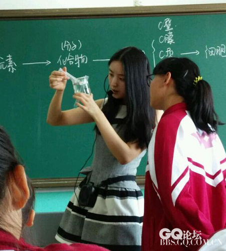 最美生物教师走红 长相甜美身材火辣