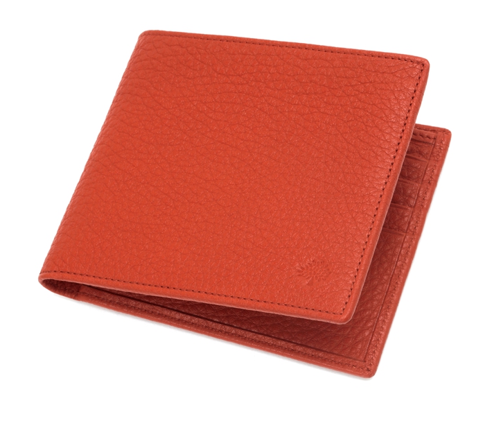 全新Mulberry系列，从小型配饰到特别设计，从色彩鲜明的单品到经典的优雅元素，均为不同客人提供最合适的圣诞礼物。这系列是馈赠恋人与亲朋挚友的最佳选择，更特别推出了专为宠物设计的礼物。
8 Card Wallet in Burned Orange RMB2,600