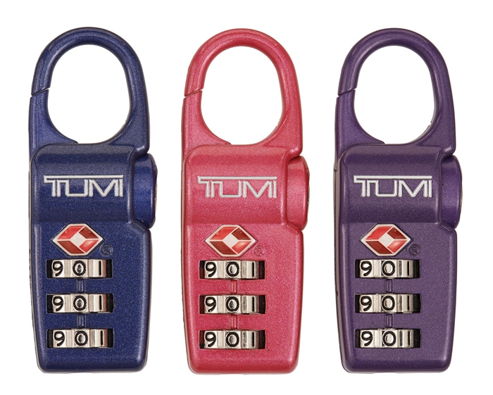 今年冬日，TUMI看准时机，推出随身配饰Slim Monogram Key Fob锁匙扣，配有刻名服务，注入个人风格。各款不锈钢及皮革锁匙扣配合Prism系列的色彩，采用橙色、大海蓝、及桃红色，成为让人注目的送礼佳品。