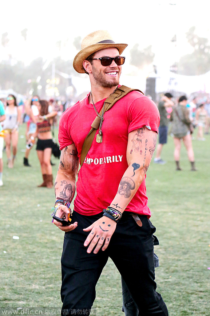 当地时间2014年4月12日，美国加州，Coachella音乐节进入第二天。凯南-鲁兹红色背心休闲裤现身Coachella音乐节。
