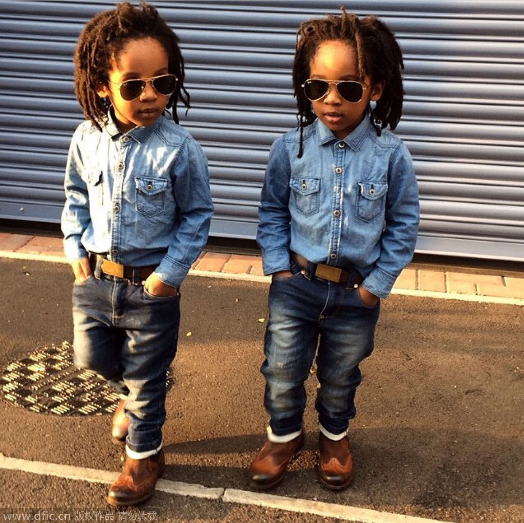 英3岁双胞胎兄弟穿衣超有范儿 互相以“国王”尊称 
