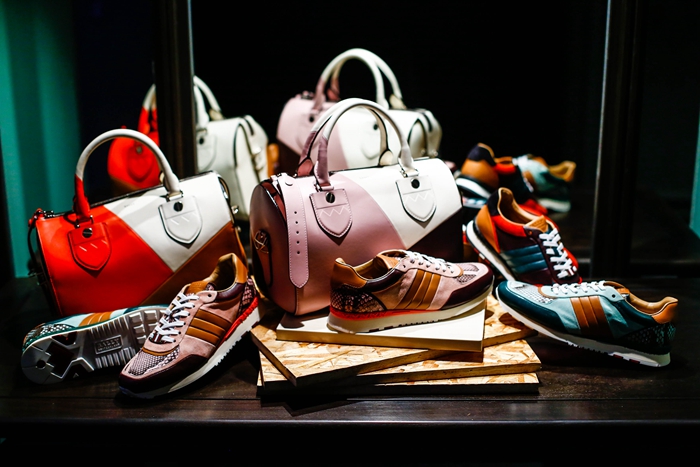 Bally 2015春夏男士系列秉承品牌一贯奢华易穿风格，展现出鲜明个性与力量。鞋履、配饰和成衣组成持久耐穿的强大阵容。这些单品从功能实用角度出发，每处细节都经过精心考量。以设计总监Pablo Coppola为首的新团队将品牌精湛的瑞士工艺与时尚设计和精致皮革交相融合,倾力呈现了一个崭新的经典鞋履和包袋系列。这些时尚款式将伴随现代男士开启新的一天。
