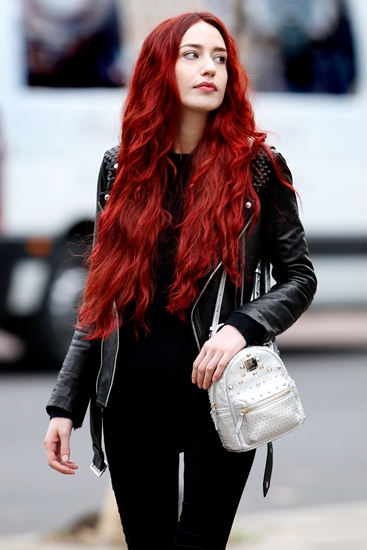 之所以选择这位英美混血模特,她所独具的叛逆个性和尊荣风范,使她轻松