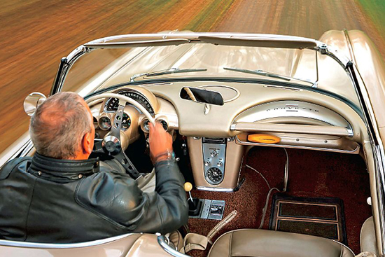 克尔维特的灵感源于通用汽车第一任总设计师Harley Earl，上世纪50年代初的一次观赛经历，欧洲跑车轻巧灵活的表现引起了他的注意，据说他对捷豹XK120倍加推崇。1952年6月，高管们通过了制造玻璃纤维复合材料车身双座跑车的“Opel Sports Car”项目。仅仅5个月之后，代号为EX-122的第一辆克尔维特便在纽约亮相了。